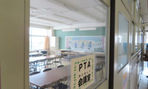 「黒板アート」が描かれた日吉南小学校のPTA会議室（3月17日）