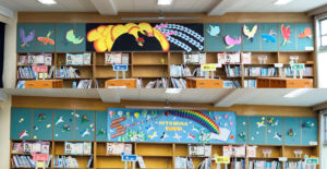 杉本さんら図書ボランティアが図書室に描いた「火の鳥」（上）、「HIYOMINA（ひよみな）2021」（下）の2作品。「火の鳥」は6年生のために製作したという（杉本笙子さん提供）