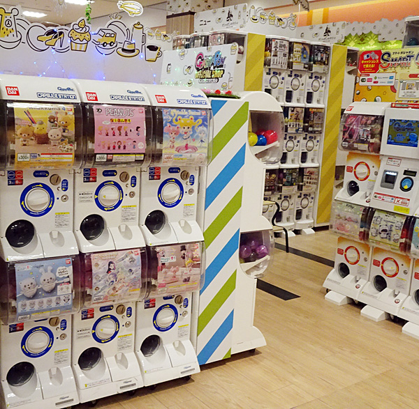 実は大人も楽しめる？トレッサに300種の「カプセルトイ」販売機を集め