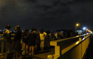 綱島東5丁目、日吉6丁目と鶴見区駒岡5丁目を結ぶ鷹野橋人道橋には、皆既月食の時間帯に約40人が訪れるも月の姿は確認できなかった