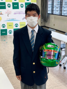 緑のヘルメットは、竜一さんが悠磨さんのためにデザインを考え塗装した「世界に一つのオリジナル」だという