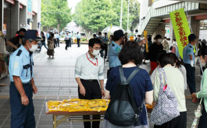 慶應義塾大学の学生も戻りつつある日吉駅コンコースで「交通事故防止キャンペーン」が2年ぶりに行われた（7月9日）