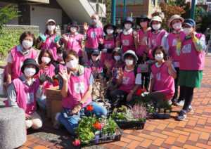 「グループ花いっぱいTsunashima」の皆さん。後方左から4人目が綱島地区センターの田川副館長