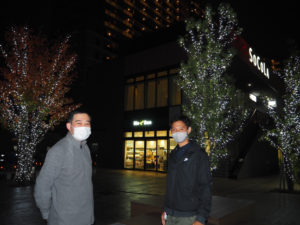 プラウドシティで地域まちづくりに尽力する伊藤さん（左）、きちじつワンダーベースで新たな企画にチャレンジし続けている小山田さん（右）