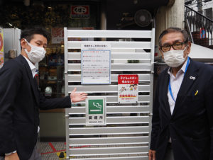 2002（平成14）年からたばこを扱ってきた綱島「中森本店」。店舗脇の喫煙所では、新たにパーテーションやマナー向上ポスター、足跡シールの設置で密を避けるための対策をJT側から提案したという