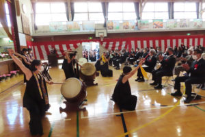 記念式典後半のプログラムでは、卒業生も所属しているという横浜市立樽町中学校（樽町4）の「和太鼓部」が迫力のある演奏を披露、多くの拍手が寄せられていた