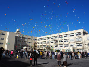 綱島東小50周年を約700個の風船を青空に放ち祝った（10月30日）