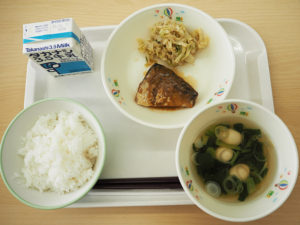 箕輪小学校の1年生と5年生に11月1日に提供された「箕輪米」給食