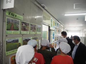 「箕輪米」について貼り紙でも紹介。小嶋さんの来校に児童らは驚きの歓声を上げていた