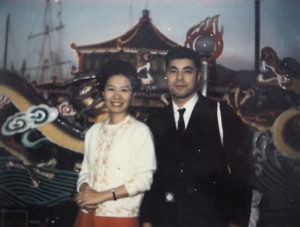 創業者で初代社長の宮内昭孝会長と公子さん（1969年、香港旅行時）