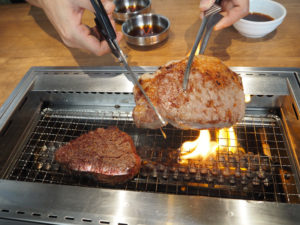 卓上の「無煙ロースター」を採用。コンパクトに肉を焼くイメージ
