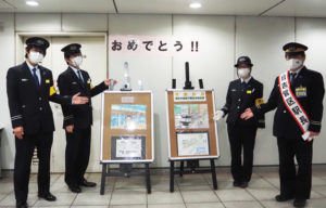 日吉駅の駅員が受賞作品を選出。司会進行も務めた