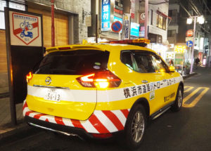 横浜市道路パトロールカーも登場。路上看板の撤去を呼び掛けた。苦情が再三寄せられている看板や路上設置物もあるという