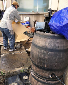 綱島消防出張所にはウィスキーの樽を使用した「雨水タンク」が新登場、花の水やりに活躍することが期待される（12月11日、つなつなプロジェクトのFacebookページより）