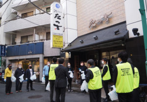 日吉普通部通り会の役員と横浜市、港北区、JTの担当者が日吉駅前・たつ吉本店前に集合し、清掃活動をおこなった（11月30日15時30分頃）