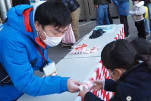新型コロナ対策のため、小学生以下の子どもたち先着100人には別に用意した「紅白丸もち」をプレゼント