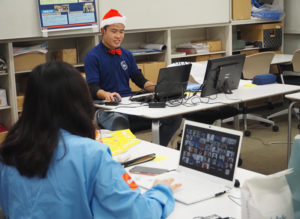 共同代表で商学部3年生の鮎澤さんがオープニングであいさつ。「クリスマスプレゼントのような会にしたい」とサンタクロースの衣装に。学生メンバーや教員を含めて約60人がオンラインで参加した