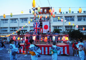 日吉台小学校での盆踊り大会も盛り上がった（2019年8月）