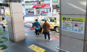 2月1日（火）朝9時以降は西口ロータリー側からは乗車できない。「タクシー乗り場のお知らせ」ポスターは現在の乗り場近くなど日吉駅構内に掲示されている