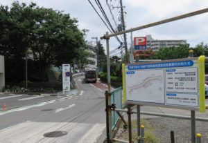 ‎「下田97号線」にはバスは平日の朝7時台には23本も通るうえに歩道の狭さやない場所があるなど危険な場所として改善が求められていた（2017‎年‎8‎月）