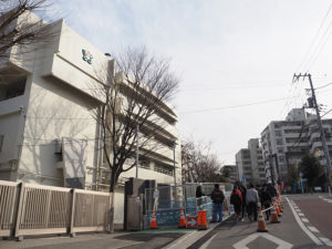 2019年からおこなわれてきた下田小学校西側のバス通り「歩道拡張」工事がいよいよ最終章を迎えている。6年生児童が工事を学ぶ特別授業を受講した（1月17日）