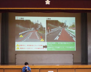港北土木事務所の及川峻さんが歩道の拡張工事をおこなった理由やそのメリットについて説明（1月17日）