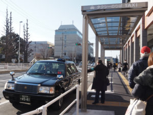 日吉駅東口の綱島街道側で運用開始となった「新タクシー乗り場」。右手が日吉東急アベニュー、奥の建物は慶應義塾大学協生館（2月1日9時ころ）