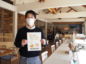 換気や空気清浄にも力を入れるレストラン内で、入社5年のキャリアとなる平田貴之さん。若さあふれる社員・スタッフも活躍する同店では、2月ならではの「早春キャンペーン」利用を呼び掛けている