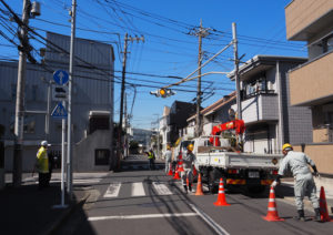 神奈川県内に約60カ所となった一灯点滅式信号。港北区内で最後の1つとなった「太尾南交差点」での撤去作業がおこなわれた。正面突き当りには大綱小学校が見える（2月25日）