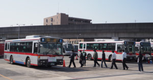 東急バス新羽営業所でおこなわれたバスジャックと火災対応の訓練。東急バスの職員が乗客に、消防職員が犯人役としてバスに乗り込んだ（3月5日）