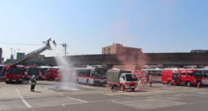 【訓練】消防車や延焼を防ぐためのはしご車も消火活動をおこなった