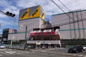 2015年に歴史の幕を閉じたユニー日吉店（アピタ日吉店・サンテラス日吉）も、1977年の出店当時は地域の商店などから恐れられる存在だった（2015年9月）