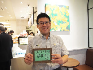  店長の佐藤博昭さんは元城南信金職員。17年ぶりに元住吉店に復帰となり嬉しく思っているといい、「元住吉エリアは元々地域に住まう方が多い印象です。これからも地域の皆様を大切にしていきたい」と笑顔で語る