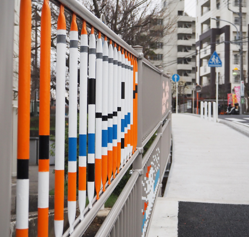 イラストが浮かび上がる 道路柵が完成 下田のバス通りに描かれた 新名所 横浜日吉新聞