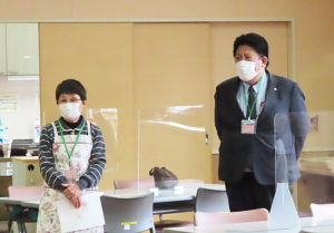 「ボランティア下田」は代表の加賀さん（右）やコーディネータ―の勝又さんなど現在15人で活動している
