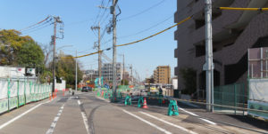 新綱島駅側（左手前）からみた市道の「切り替え」予定地。右側がルピナス綱島リヴィエール、左奥が池谷家住宅