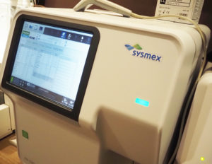 白血球やヘモグロビン、血小板などの検査に用いる血球分析装置（Sysmex XN-330）を新たに導入しより細かな血液検査が可能となった