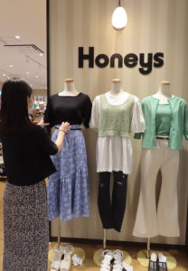 5月27日に新規オープンした「ハニーズアピタテラス横浜綱島店」はレディス・ファッションの専門店