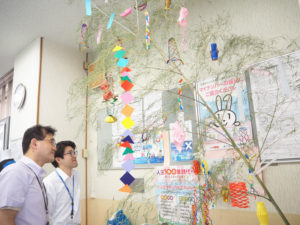 矢内副支店長（左）と新入職員の井上さん。富士見幼稚園とのコラボレーションで飾り付けをおこなった