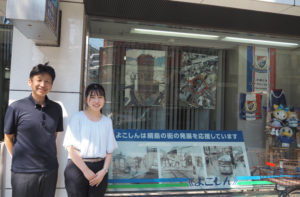 バス通り（子母口綱島線）側には綱島の過去そして未来を伝える展示パネルや横浜F・マリノスや横浜DeNAベイスターズのキャラクターも