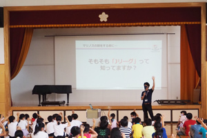 横浜市教育委員会が主催するキャリア教育「はまっ子未来カンパニープロジェクト」での出張授業の1コマ。Jリーグや横浜F・マリノスについて題材とした授業で牧野内さんが講師を担当している（2021年7月、城郷小）
