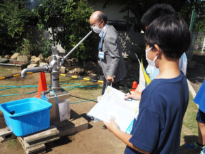 インタビュー後には5月に完成、6月に地域に披露されたばかりの災害用井戸「いど吉」での井戸水の汲み上げをおこなった