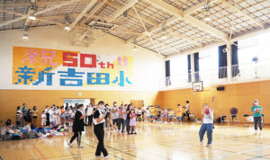 7月2日（土）に新吉田小学校の体育館でおこなわれたリハーサルには約70人が参加した