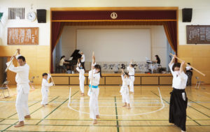 都筑区を拠点に活動している「合気道教室 Sai （サイ）」林彩さん（右）が指導。エレクトーンとピアノとコラボに挑戦