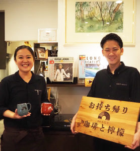 日吉駅から徒歩約2分の普通部通り「喫茶かなで」では、「日吉」の店舗らしいオリジナル商品を開発し発売。オリジナルのマグカップは岐阜県美濃焼ブランド「ORIGAMI」製