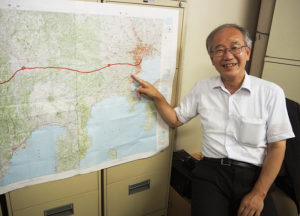 「リニア中央新幹線」の予定線を地図上で示す横浜国立大学大学院教授の高見沢実さん。「リニアが通ったら横浜市などの街がどのように変化するか」を日々思案しているという