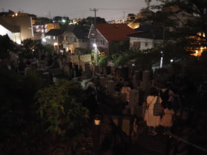 夜の陽林寺の墓地の眺め。子どもたちにとっては、綱島の街をより深く知るきっかけにもなりそう