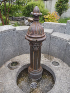 1887（明治20）年にイギリスから取り寄せた「獅子頭共用栓」から水道水を流すこともできる
