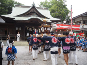 師岡町内の「渡御（とぎょ）」を終えた大人神輿（みこし）が師岡熊野神社に。地域ぐるみでの3年ぶりの祭礼の開催となった（8月21日）