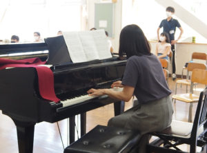 川村校長が「歌詞もメロディーも感動的」だと語る創立50周年記念ソング『ずっとたからもの』の披露に向けての練習もおこなわれていた